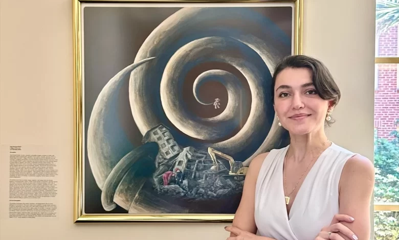 ABD’de doktora öğrencisi Sena Karataş Öztürk, depremzedeleri tasvir eden yağlı boya çalışmasıyla ödül kazandı ABD’de doktora öğrencisi Sena Karataş Öztürk, depremzedeleri tasvir eden yağlı boya çalışmasıyla ödül kazandı