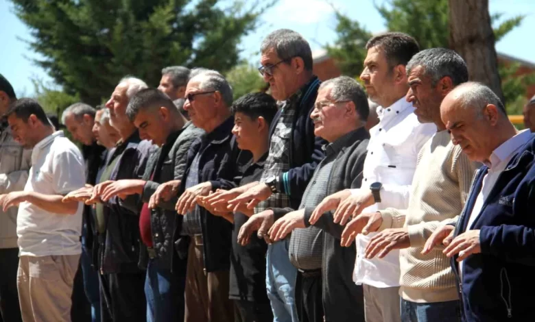 Konya’da Çiftçiler Yağmur Duasına Çıktı Konya’da Çiftçiler Yağmur Duasına Çıktı