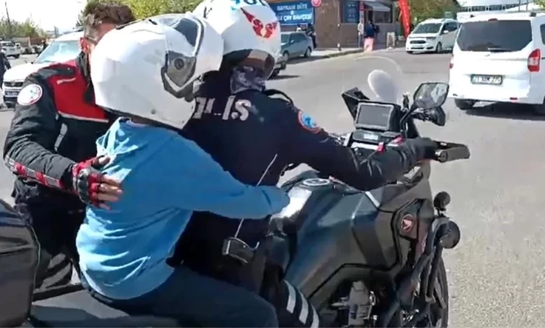 Bingöl’de Bursluluk Sınavında Yanlış Okula Giden Öğrencilere Polis Yardımı Bingöl’de Bursluluk Sınavında Yanlış Okula Giden Öğrencilere Polis Yardımı