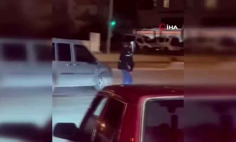 Elazığ’da bir vatandaş, yola çıkan kirpiyi ezilmekten kurtardı Elazığ’da bir vatandaş, yola çıkan kirpiyi ezilmekten kurtardı