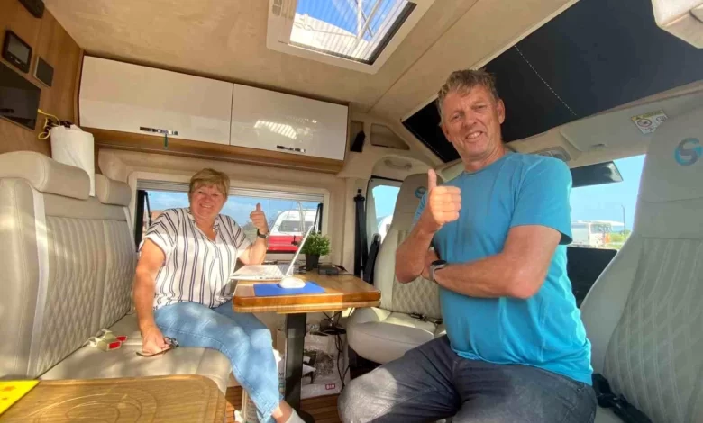 Hollandalı çift Türkiye’de karavanla tatil yapıyor Hollandalı çift Türkiye’de karavanla tatil yapıyor