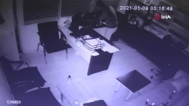 İçinde 350 bin liranın bulunduğu kasayı, paraları aldıktan sonra yakıp nehre atmışlar İçinde 350 bin liranın bulunduğu kasayı, paraları aldıktan sonra yakıp nehre atmışlar