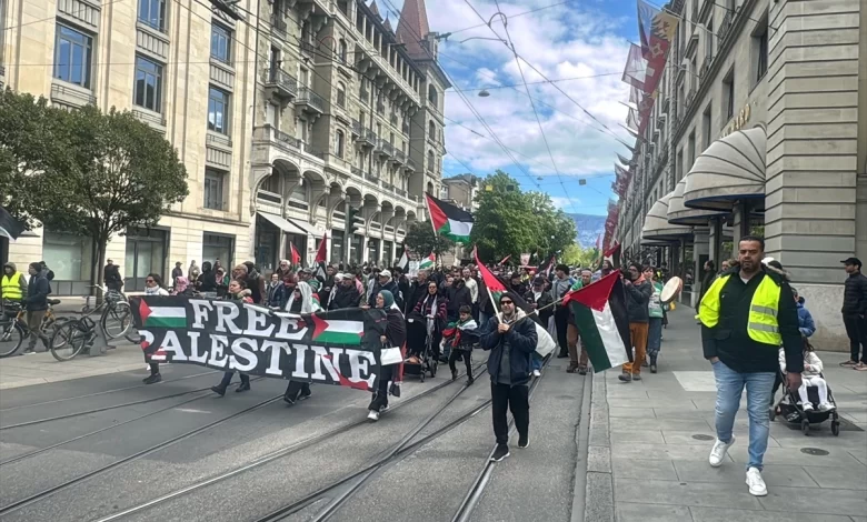 İsviçre’de Binlerce Kişi Filistin’e Destek Yürüyüşü Düzenledi İsviçre’de Binlerce Kişi Filistin’e Destek Yürüyüşü Düzenledi
