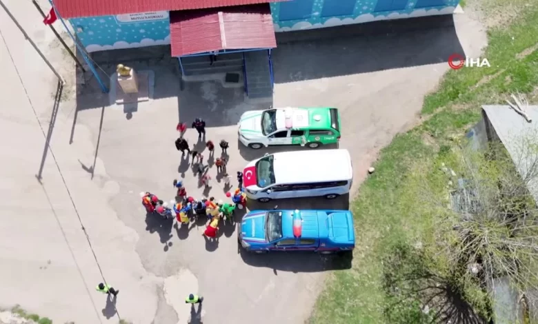 Jandarmadan köy okulu çocuklarına 23 Nisan sürprizi Jandarmadan köy okulu çocuklarına 23 Nisan sürprizi