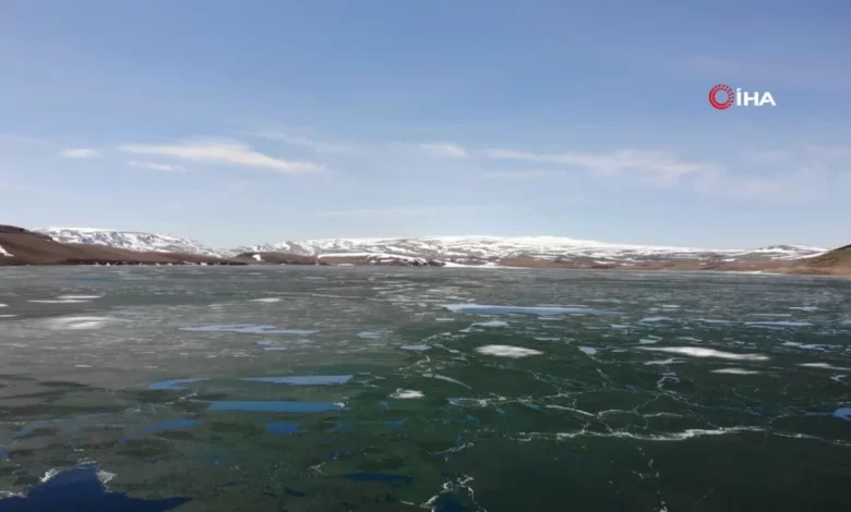 Kars’ın zirvesindeki gölün buzları çözülüyor Kars’ın zirvesindeki gölün buzları çözülüyor