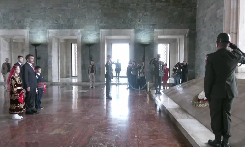 Milli Eğitim Bakanı Tekin, çocuklarla Anıtkabir’de Milli Eğitim Bakanı Tekin, çocuklarla Anıtkabir’de