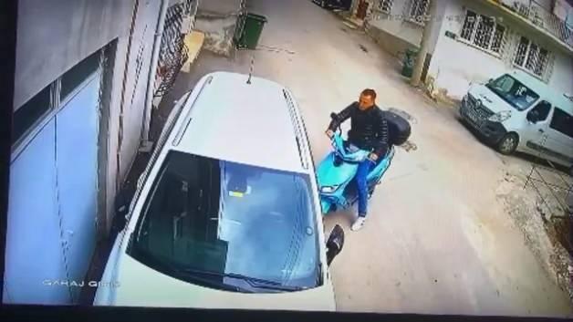Motosiklet kullanmayı bilmeyen ve motosiklet çalan hırsızın komik anları kameralarda Motosiklet kullanmayı bilmeyen ve motosiklet çalan hırsızın komik anları kameralarda