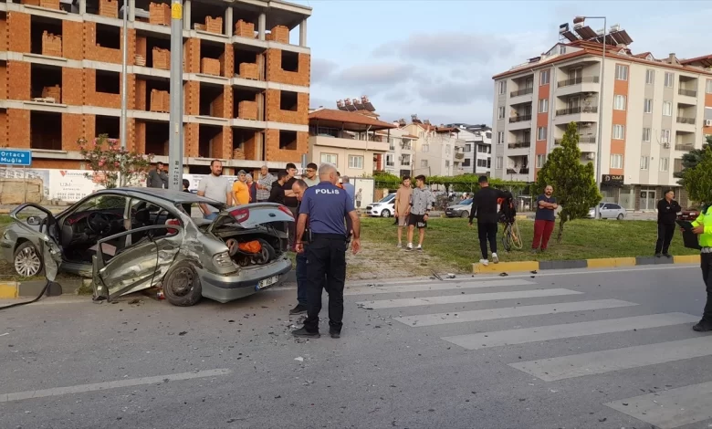 Muğla’da Otomobil Çarpışması: 1’i Çocuk 3 Kişi Yaralandı Muğla’da Otomobil Çarpışması: 1’i Çocuk 3 Kişi Yaralandı