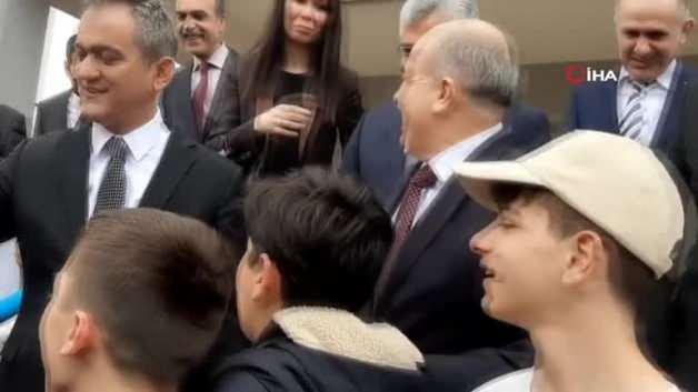 Öğrencilerden Bakan Özer’i gülümseten istek: “Sınıfta kalma olmasın” Öğrencilerden Bakan Özer’i gülümseten istek: “Sınıfta kalma olmasın”