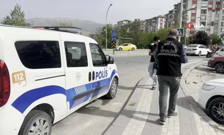 Otomobil kaldırımda yürüyenlerin arasına daldı: 1 yaralı Otomobil kaldırımda yürüyenlerin arasına daldı: 1 yaralı