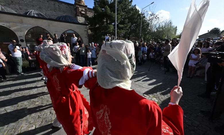 Turistik Diyarbakır Ekspresi Elazığ’da Mola Verdi Turistik Diyarbakır Ekspresi Elazığ’da Mola Verdi