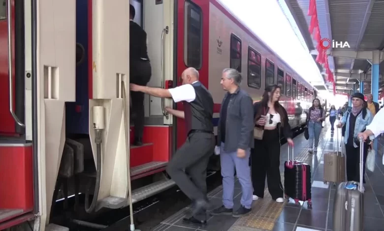 Turistik Diyarbakır Ekspresi ile Diyarbakır’a gelenler kentte hayran kaldı Turistik Diyarbakır Ekspresi ile Diyarbakır’a gelenler kentte hayran kaldı