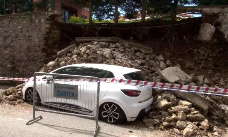 Üsküdar’da sağanak yağış sonrası duvar çöktü, 2 otomobil hasar gördü Üsküdar’da sağanak yağış sonrası duvar çöktü, 2 otomobil hasar gördü