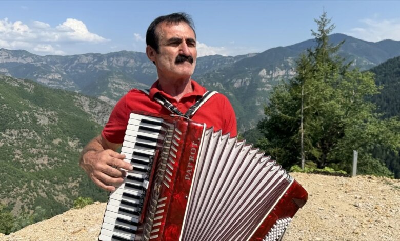 Artvin’in Şavşat ilçesinde 44 yıldır akordiyon çalan Mehmet Yılmaz Artvin’in Şavşat ilçesinde 44 yıldır akordiyon çalan Mehmet Yılmaz