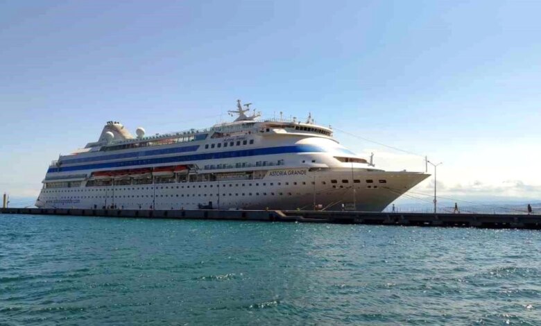 Astoria Grande kruvaziyeri Sinop’a Limanına demirledi Astoria Grande kruvaziyeri Sinop’a Limanına demirledi