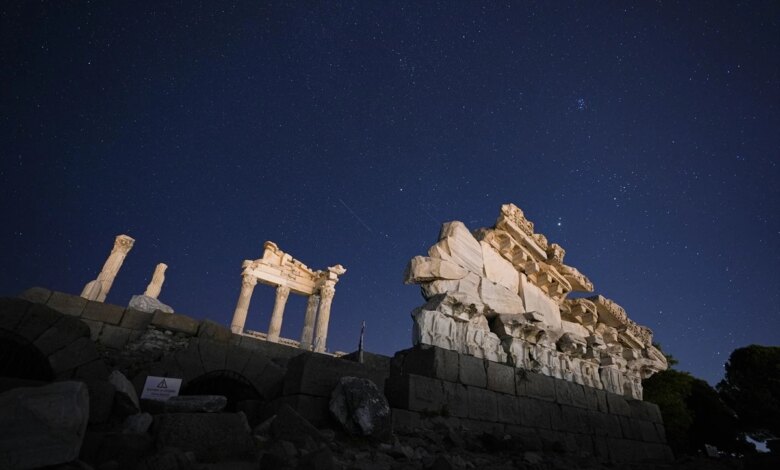 Bergama Akropolü’nde Perseid meteor yağmuru gözlendi Bergama Akropolü’nde Perseid meteor yağmuru gözlendi