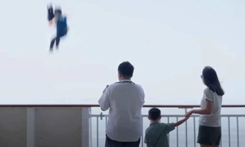 Bir yolcu, yolcu gemisinin üst güvertesinden denize düştü! Trajik olay, tesadüfen başka bir turistin kamerasına yansıdı Bir yolcu, yolcu gemisinin üst güvertesinden denize düştü! Trajik olay, tesadüfen başka bir turistin kamerasına yansıdı