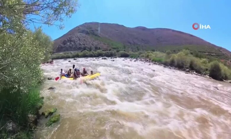 Erzincan’da babalar ve bebeler raftingte! Erzincan’da babalar ve bebeler raftingte!
