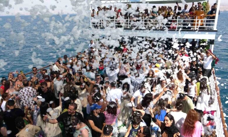 İranlı Turistler Van Gölü’nde Köpük Partisi Yapıyor İranlı Turistler Van Gölü’nde Köpük Partisi Yapıyor