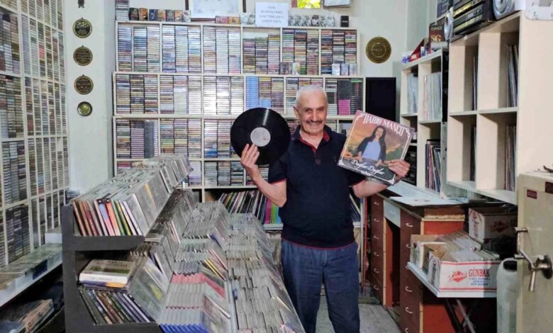 Türk Müzik Tarihinde Büyük Yeri Olan Plakları ve Kasetleri Hala Satan Son Esnaf Türk Müzik Tarihinde Büyük Yeri Olan Plakları ve Kasetleri Hala Satan Son Esnaf