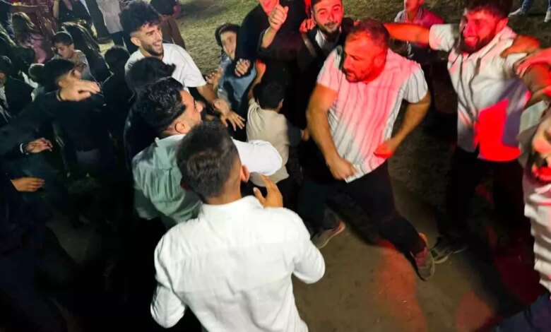Şırnak’ta Gençlerin İlginç Düğün Dansı Şırnak’ta Gençlerin İlginç Düğün Dansı