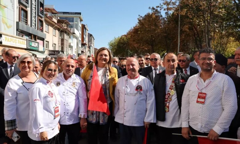 Afyonkarahisar’da 114 Metre Boyunda Lokum ile Guinness Rekoru Afyonkarahisar’da 114 Metre Boyunda Lokum ile Guinness Rekoru