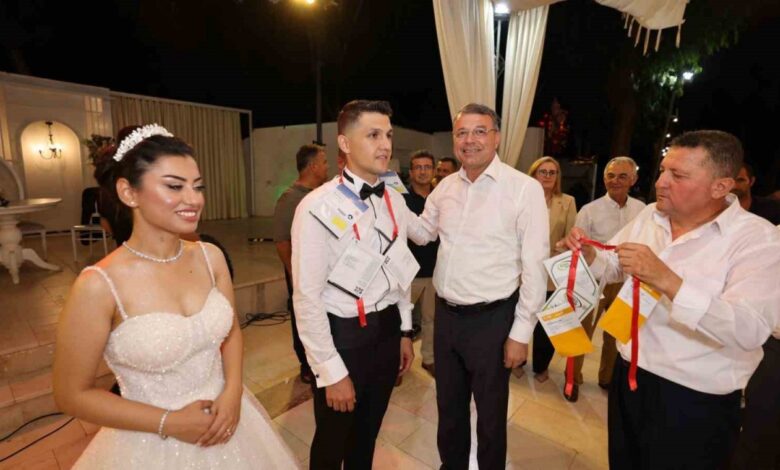 Düğünde gelin ve damada beşi bir yerde altın yerine beşi bir yerde sebze tohumu takıldı Düğünde gelin ve damada beşi bir yerde altın yerine beşi bir yerde sebze tohumu takıldı