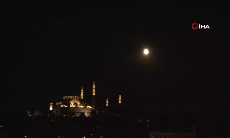 İstanbul’da ‘Süper Kanlı Ay Tutulması’ Görüntülendi İstanbul’da ‘Süper Kanlı Ay Tutulması’ Görüntülendi