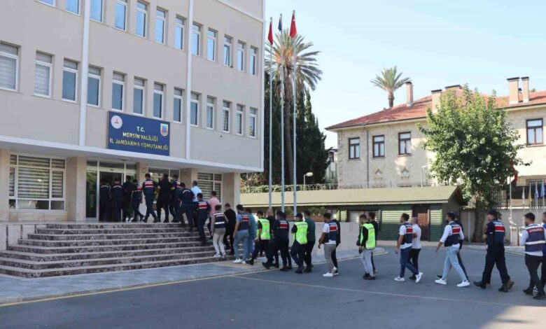 Mersin’de ’1 milyon dolarlık kumaş için’ operasyon: 16 tutuklama Mersin’de ’1 milyon dolarlık kumaş için’ operasyon: 16 tutuklama