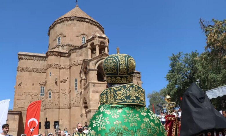 Türkiye Ermenileri Patriği Sahak Maşalyan, Akdamar Kilisesi’nde ayin düzenledi Türkiye Ermenileri Patriği Sahak Maşalyan, Akdamar Kilisesi’nde ayin düzenledi