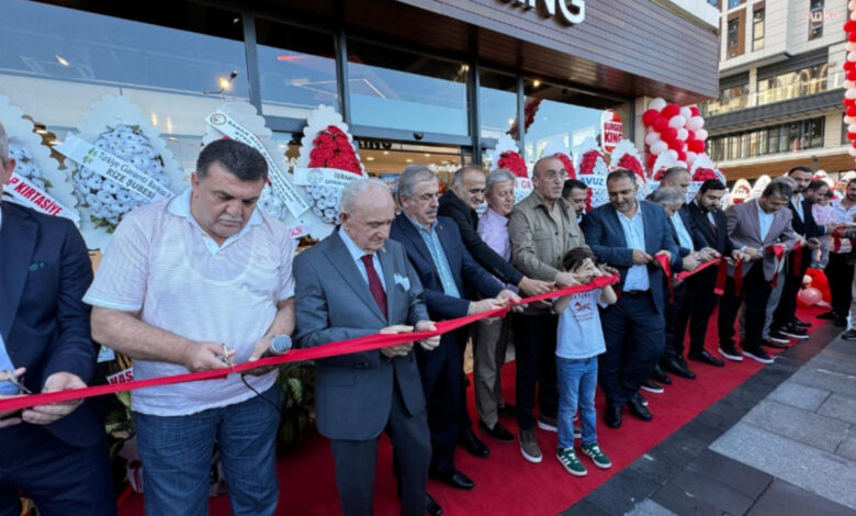 AKP’liler Burger King açılışına katıldı, İsrail’i protesto eden bir kişi fena dayak yedi AKP’liler Burger King açılışına katıldı, İsrail’i protesto eden bir kişi fena dayak yedi