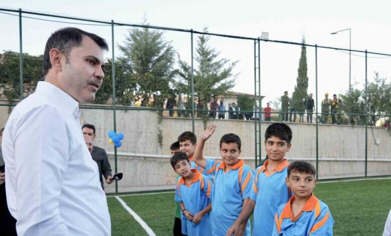 Bakan Kurum, halı saha sözünü yerine getirdiği çocuklarla futbol oynadı Bakan Kurum, halı saha sözünü yerine getirdiği çocuklarla futbol oynadı