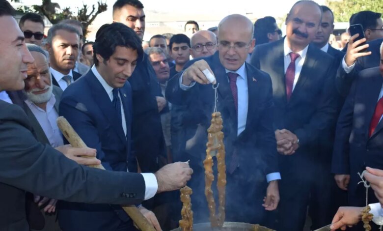Bakan Şimşek, Bağ Bozumu ve Gastronomi Festivali’ne Katıldı Bakan Şimşek, Bağ Bozumu ve Gastronomi Festivali’ne Katıldı