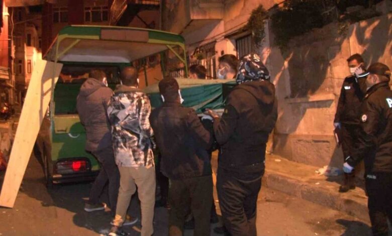 Beyoğlu’nda 4 katlı binadan anne ve bebeğin cesedi çıktı Beyoğlu’nda 4 katlı binadan anne ve bebeğin cesedi çıktı