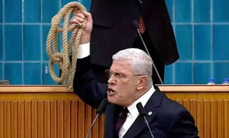 Devlet Bahçeli Dervişoğlu’nun fırlattığı ipi istemiş, odasına asacak Devlet Bahçeli Dervişoğlu’nun fırlattığı ipi istemiş, odasına asacak