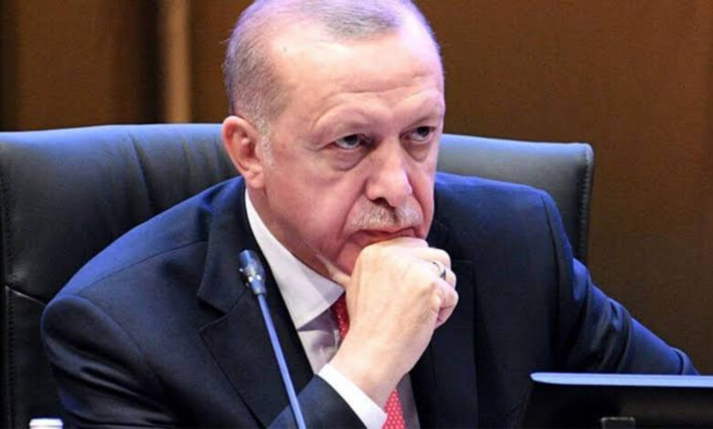 Erdoğan masasındaki son seçim anketini görünce çok sevinmiş Erdoğan masasındaki son seçim anketini görünce çok sevinmiş