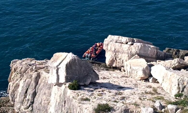 Amasra’da Kayalık Alanda Mahsur Kalan Rus Turistler Kurtarıldı Amasra’da Kayalık Alanda Mahsur Kalan Rus Turistler Kurtarıldı