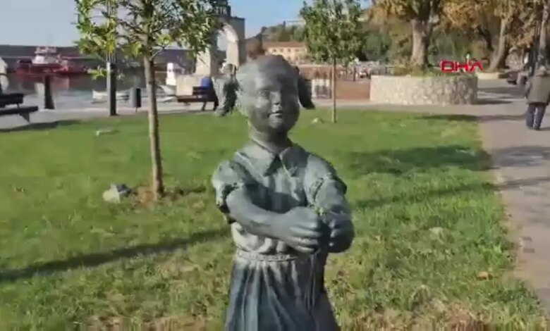 Zonguldak’taki ‘Atatürk’e çiçek veren kız’ heykeline saldırı Zonguldak’taki ‘Atatürk’e çiçek veren kız’ heykeline saldırı