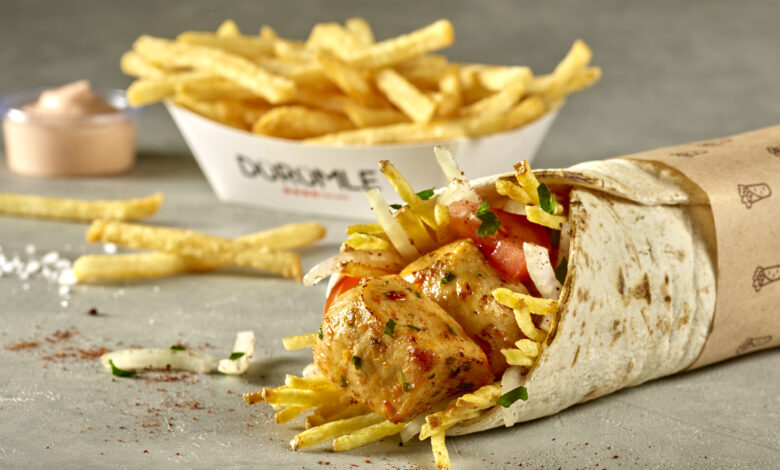 Türkiye’nin yenilikçi hızlı servis restoran zincirlerinden Dürümle, çalışan bağlılığı alanındaki uygulamalarıyla Happy Place to Work (HPTW) tarafından verilen “Çok İyi Çalışan Deneyimi” ödülüne ve sertifikasına layık görüldü. Türkiye’nin yenilikçi hızlı servis restoran zincirlerinden Dürümle, çalışan bağlılığı alanındaki uygulamalarıyla Happy Place to Work (HPTW) tarafından verilen “Çok İyi Çalışan Deneyimi” ödülüne ve sertifikasına layık görüldü.