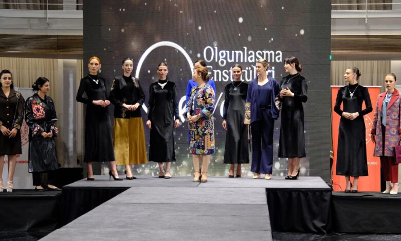 Van Olgunlaşma Enstitüsü’nden muhteşem defile Van Olgunlaşma Enstitüsü’nden muhteşem defile