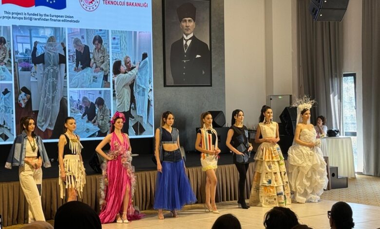 Zeytindalı ve Bika Kooperatifleri “Üretimde Sıfır Atık” Defilesi izleyenleri büyüledi Zeytindalı ve Bika Kooperatifleri “Üretimde Sıfır Atık” Defilesi izleyenleri büyüledi