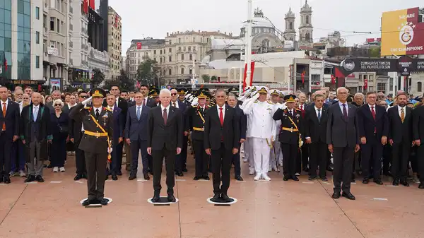 Taksim’de ‘İmamoğlu’suz bir tören daha: Cumhuriyet Anıtı’na çelenk bırakıldı – Son Dakika Siyaset Haberleri