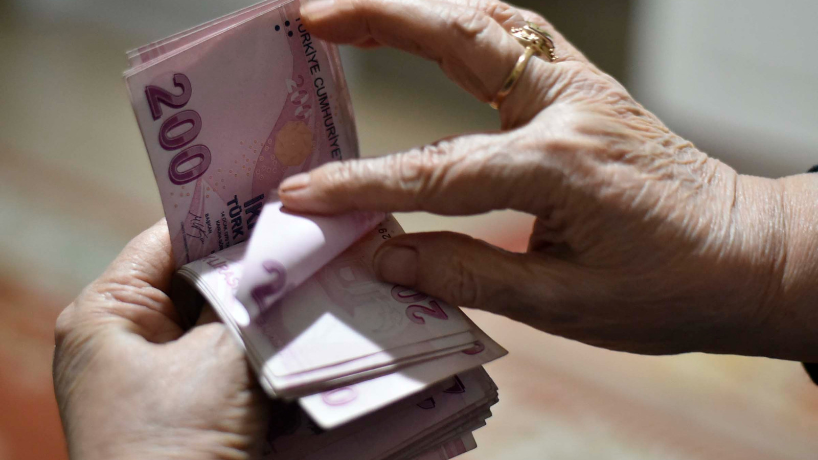 Açlık sınırı 27 bin 111 TL oldu Açlık sınırı 27 bin 111 TL oldu