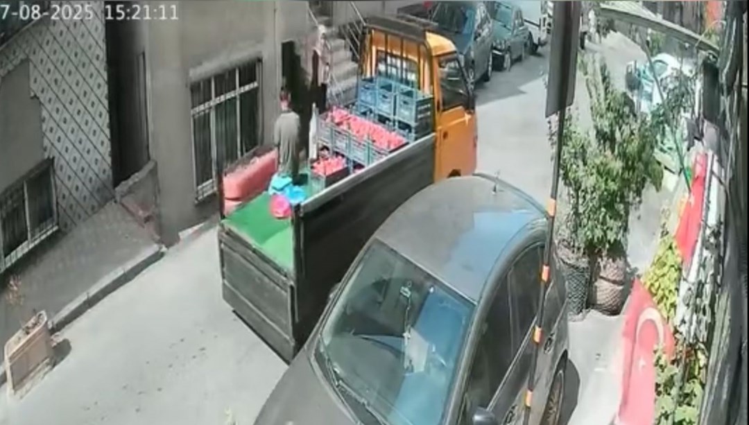“Domatesi eksik tarttın” tartışması: Satıcı, müşteriye kamyonetle çarptı