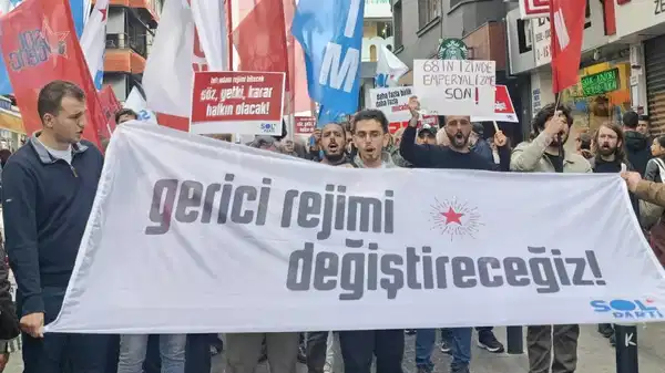 SOL Parti’den Kadıköy’de ‘Tek Adam Rejimine Son’ yürüyüşü – Son Dakika Siyaset Haberleri