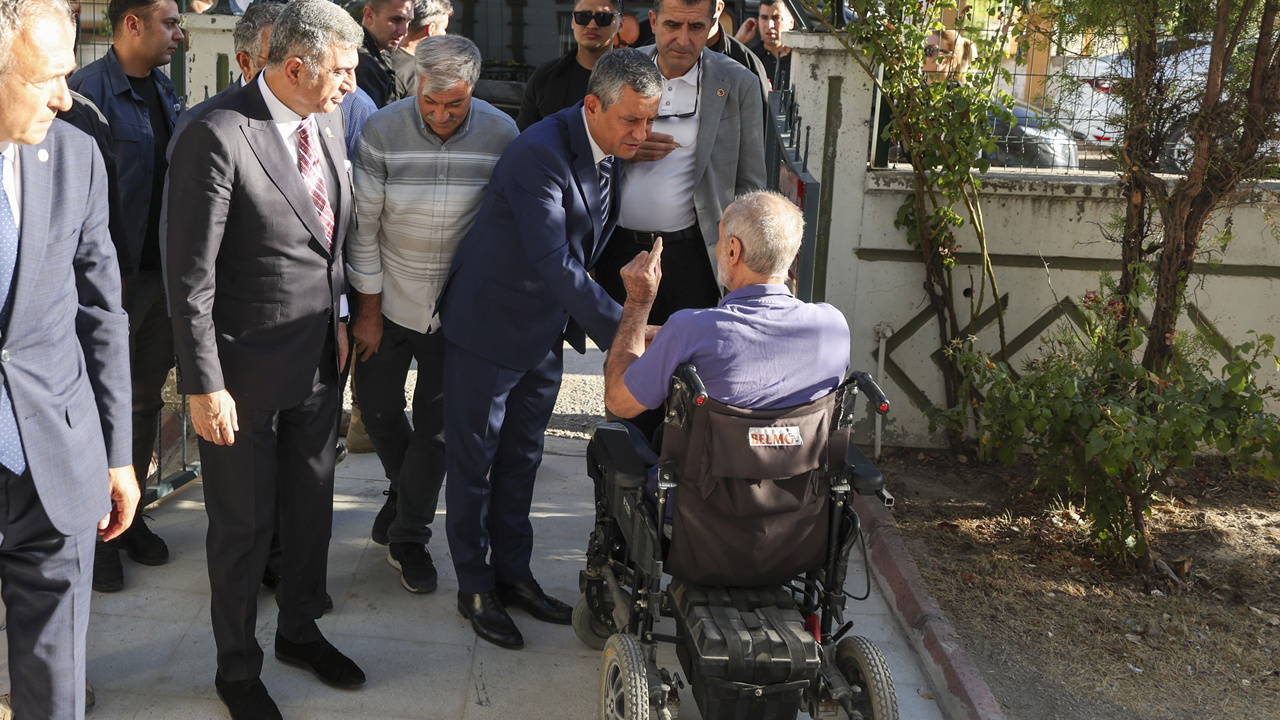 Özgür Özel, şehit ailesini ziyaret etti – Son Dakika Siyaset Haberleri