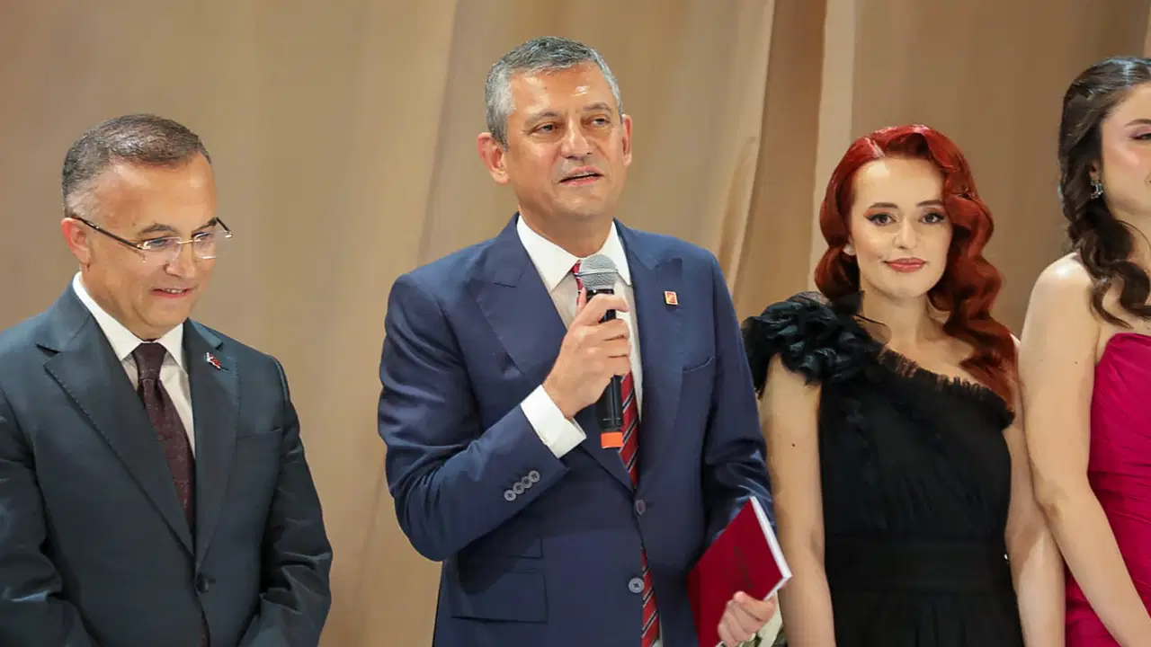 Özgür Özel, Gaziantep’te nikah törenine katıldı: ‘Hem kız tarafı, hem oğlan tarafı bizden’ – Son Dakika Siyaset Haberleri