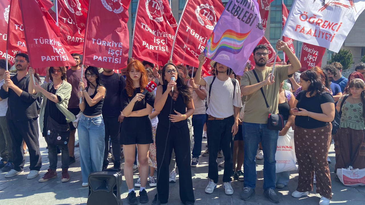 ‘Hilal Özdemir’ cinayetini protesto eden Boğaziçi Üniversitesi öğrencilerine ev baskını: TİP’liler ve gençlerden adliye önünde açıklama – Son Dakika Siyaset Haberleri