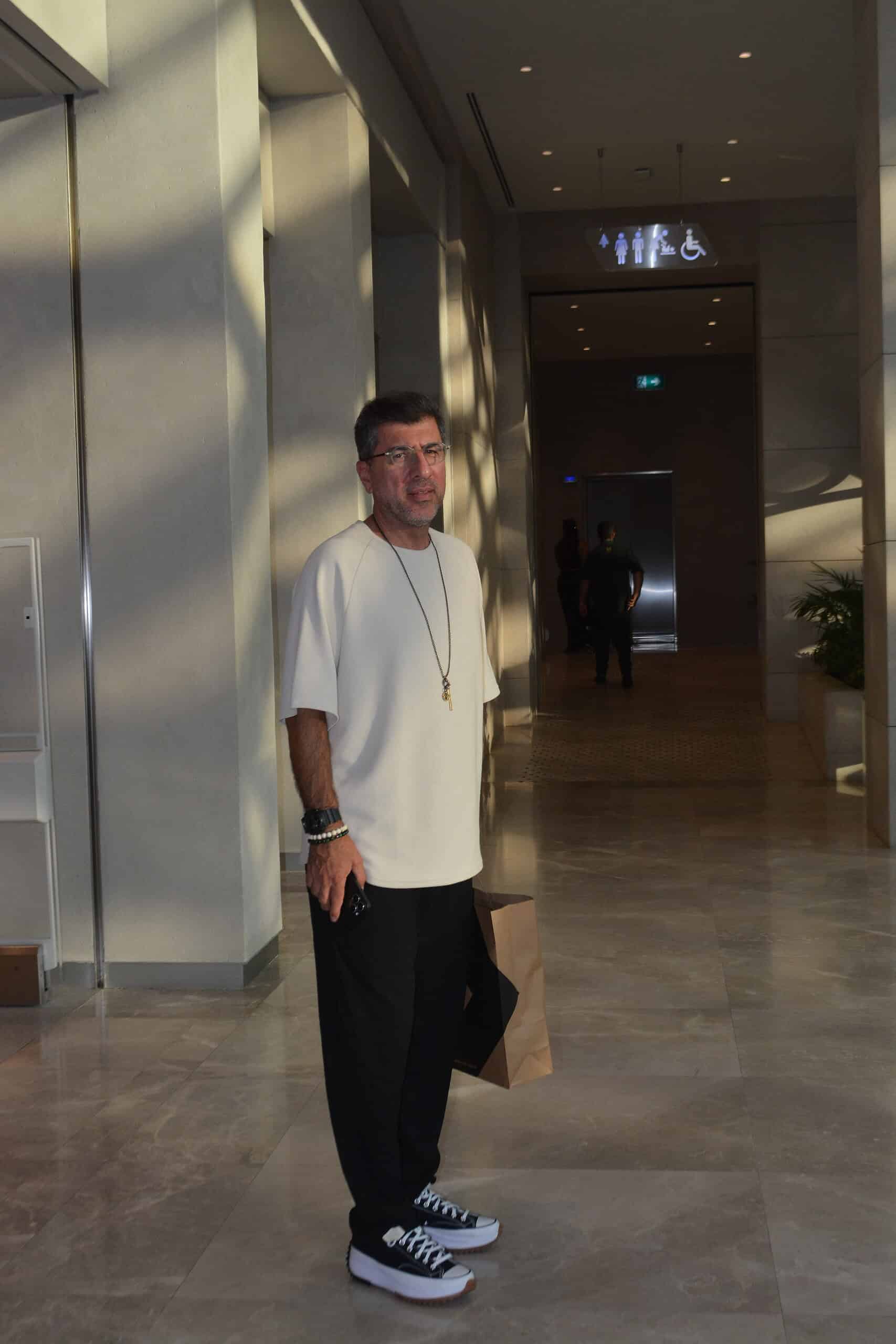 Hakan Bilgin alışveriş yaparken görüntülendi! Hakan Bilgin alışveriş yaparken görüntülendi!