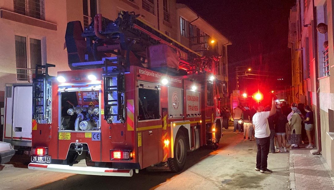 Depo yangını apartmanda paniğe neden oldu